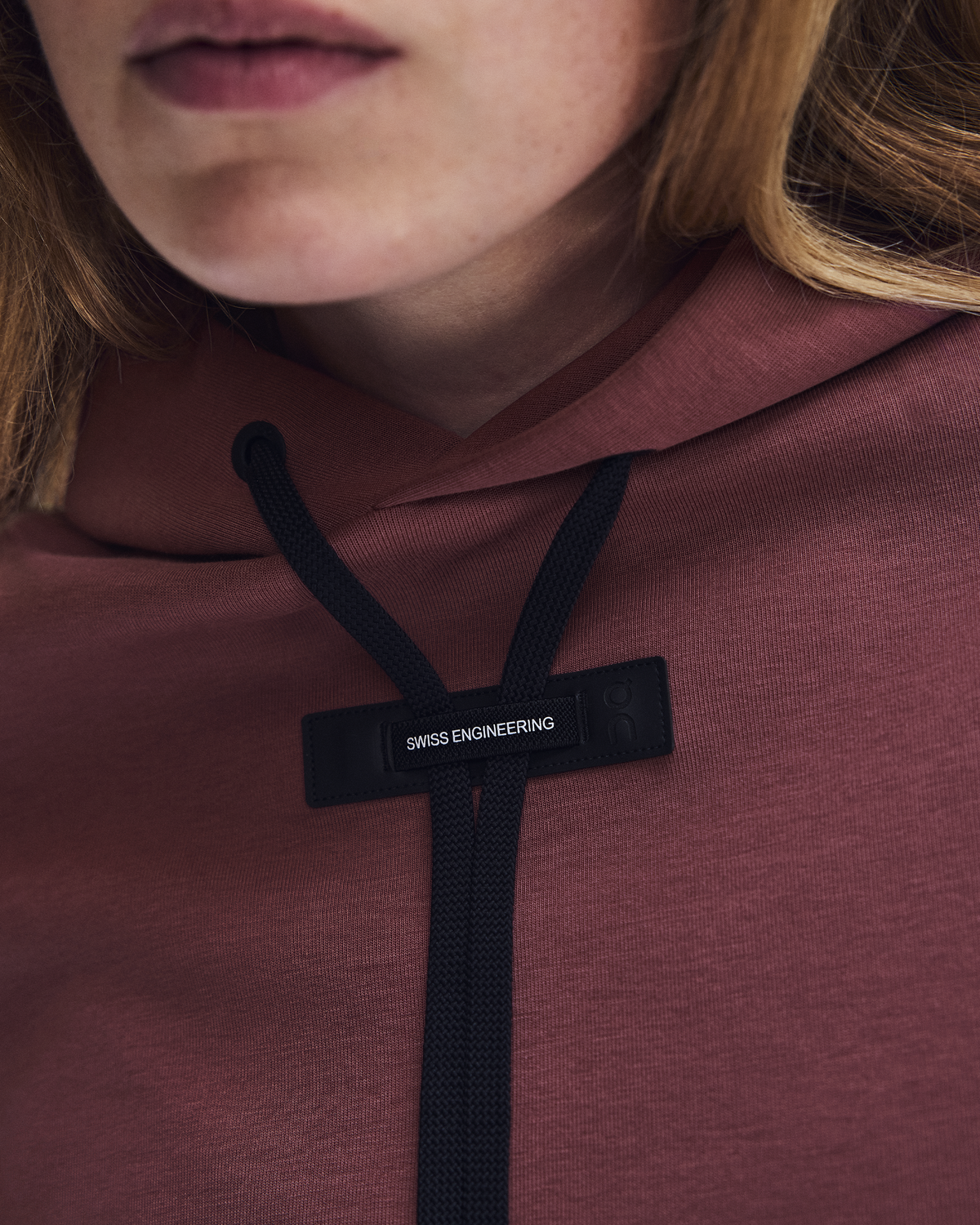 ON RUNNING WOMEN'S FOCUS TECH HOODIE - BARBERRY