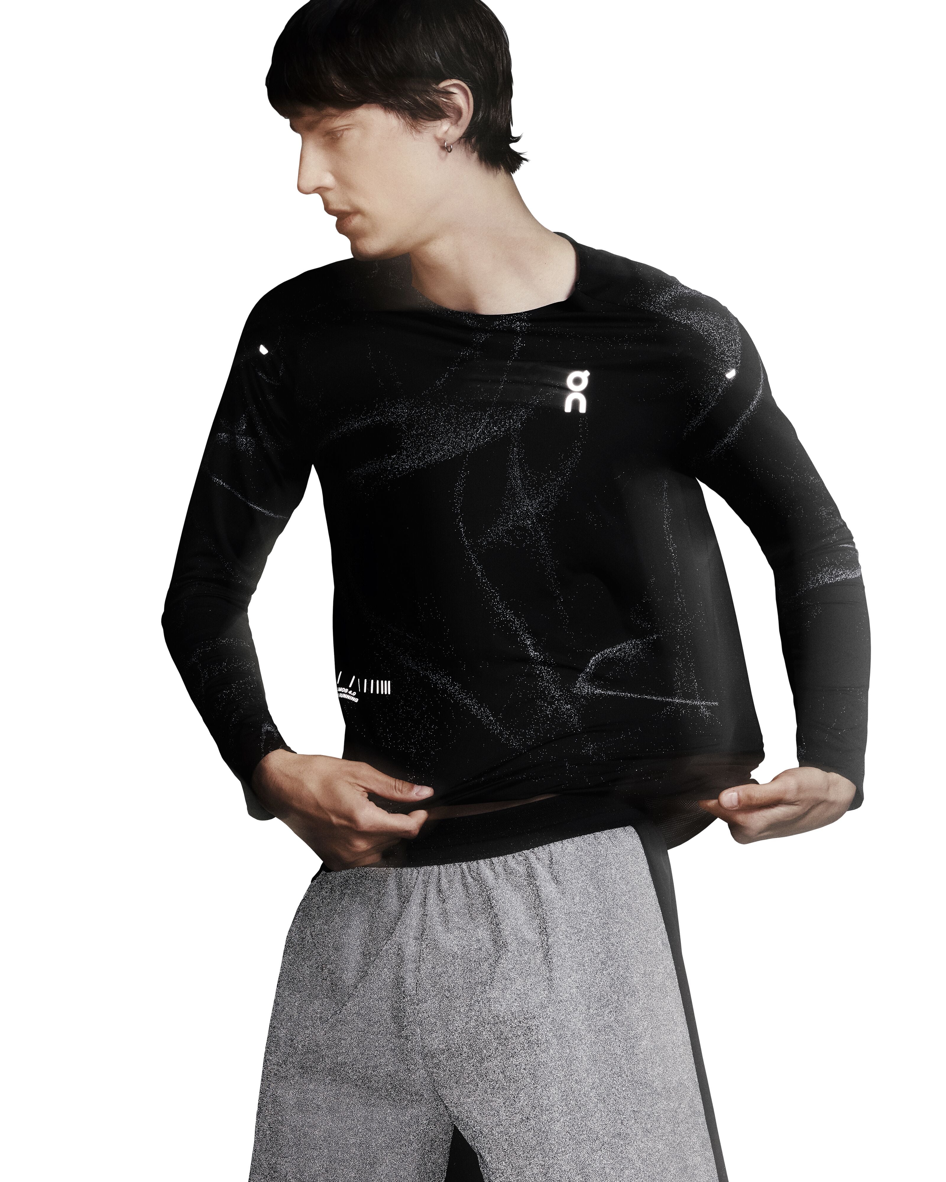 ON RUNNING MEN'S PERFORMANCE LONG-T LUMOS - BLACK