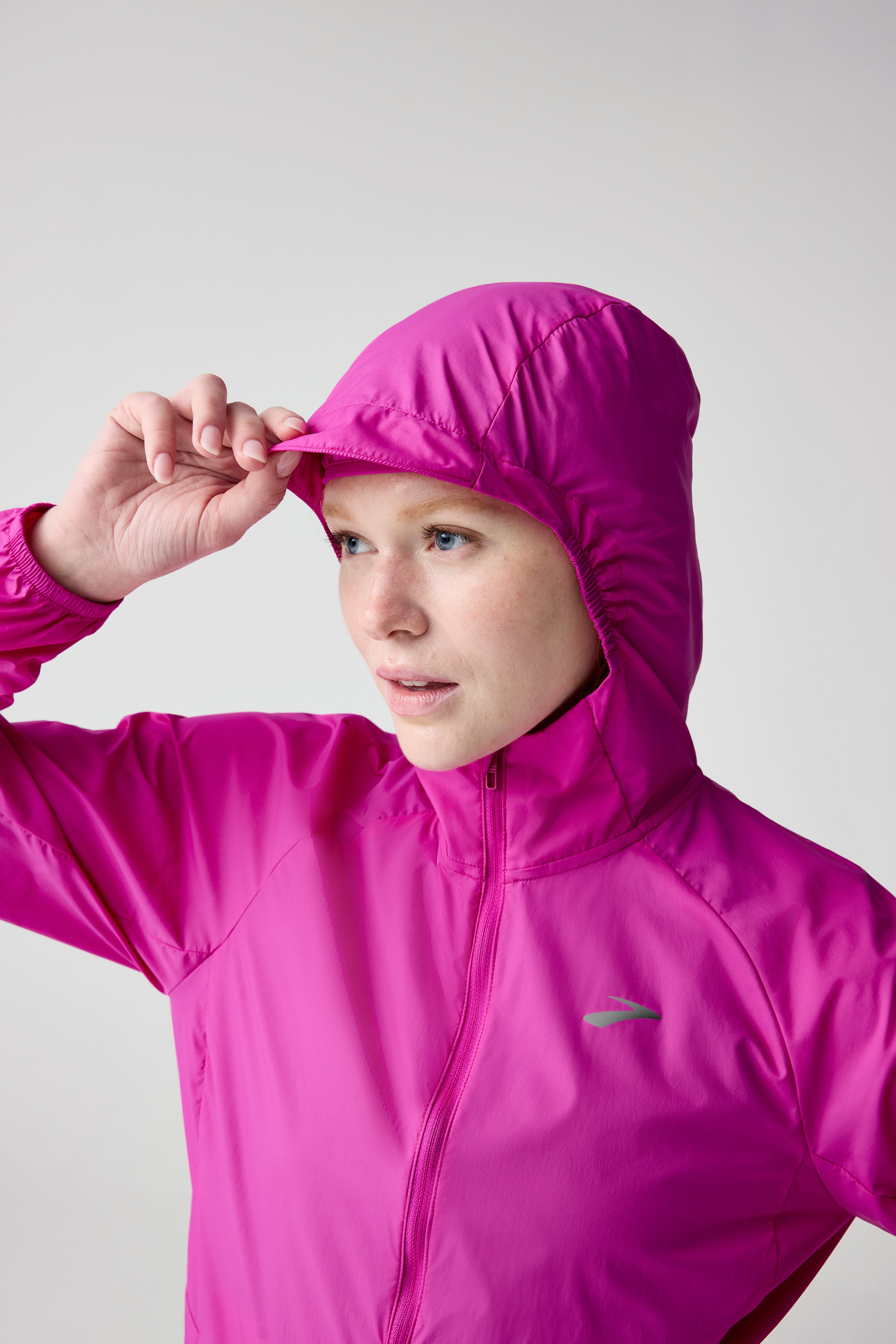 BROOKS WOMEN'S CANOPY PACKABLE JACKET - MAGENTA