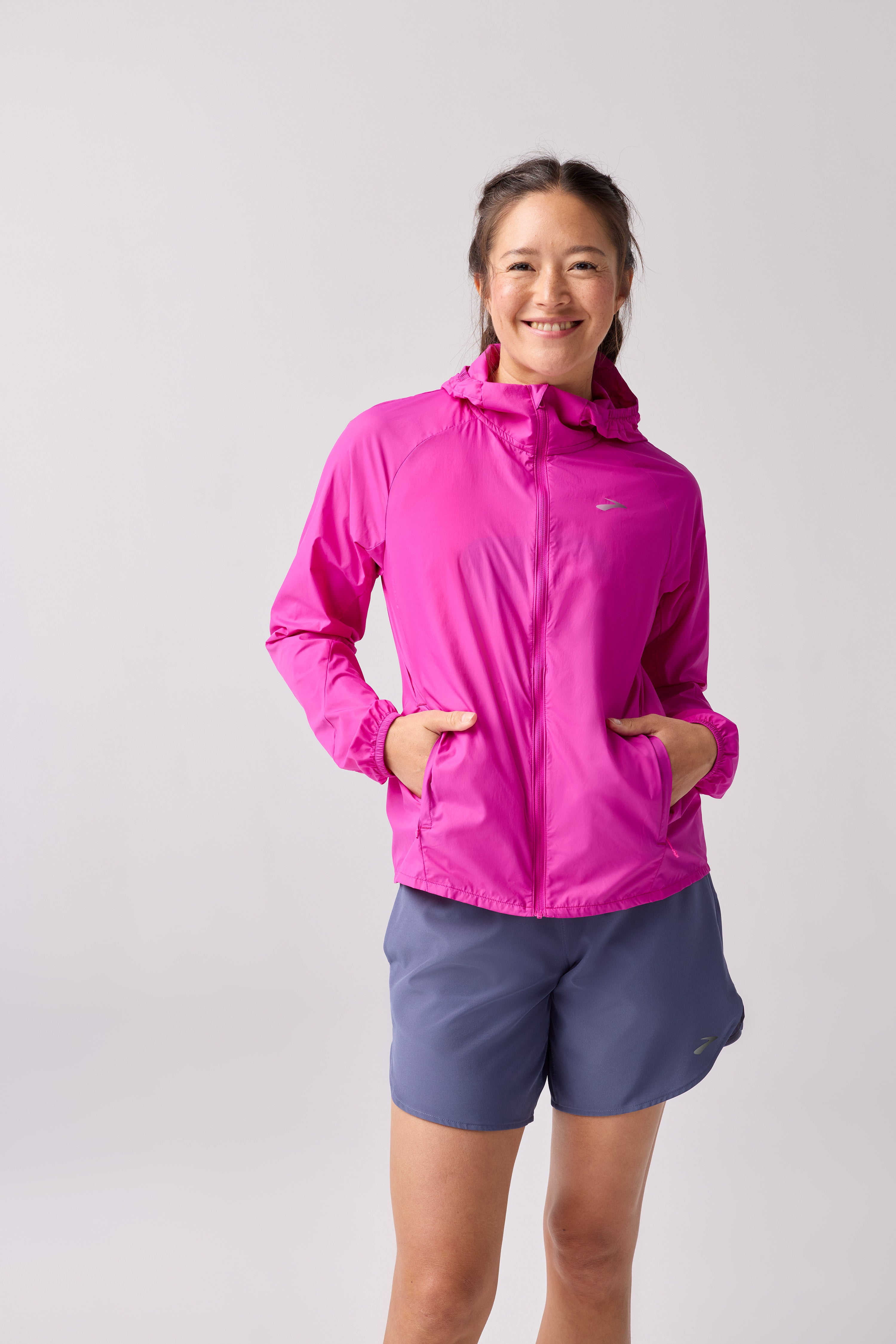 BROOKS WOMEN'S CANOPY PACKABLE JACKET - MAGENTA XS