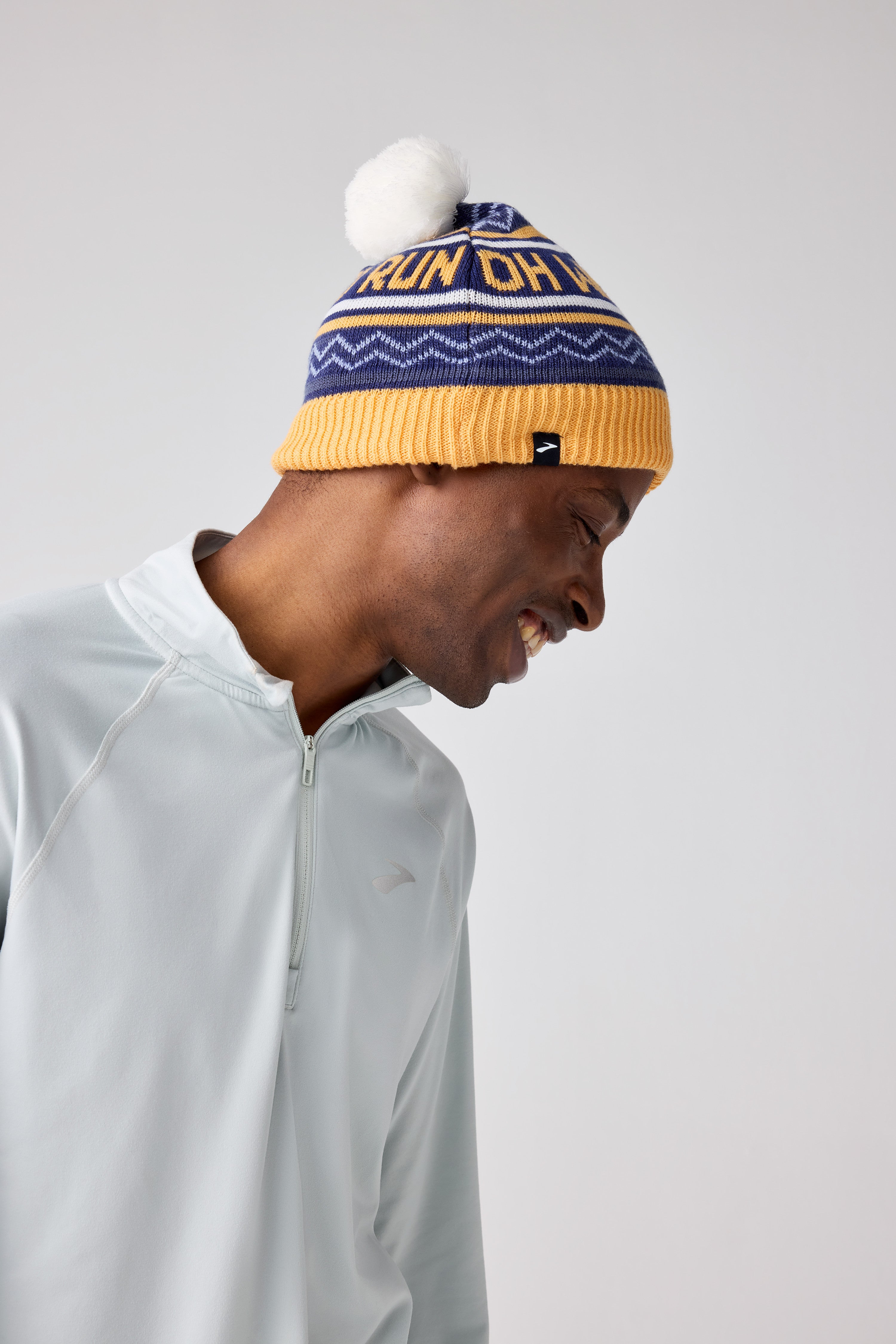 BROOKS HERITAGE POM BEANIE - CHAMOIS/FUN TO RUN