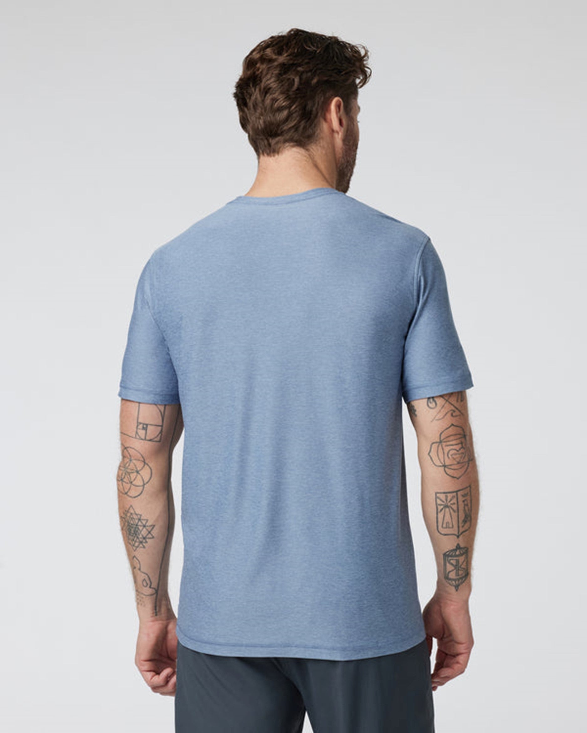 VUORI MEN'S STRATO TECH TEE - HTY CHAMBRAY HEATHER 