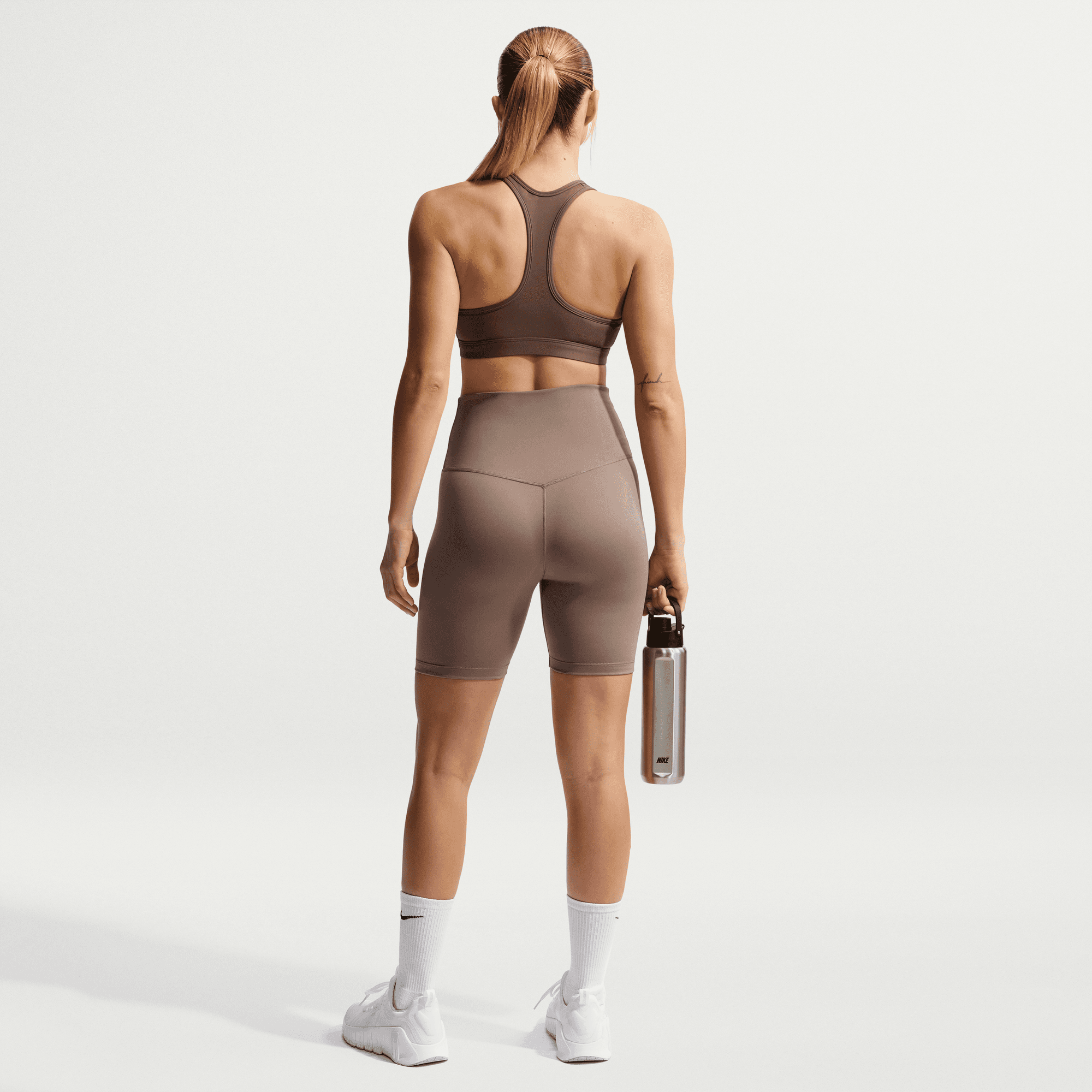 NIKE SWOOSH MEDIUM SUPPORT BRA - TATTOO/WHITE