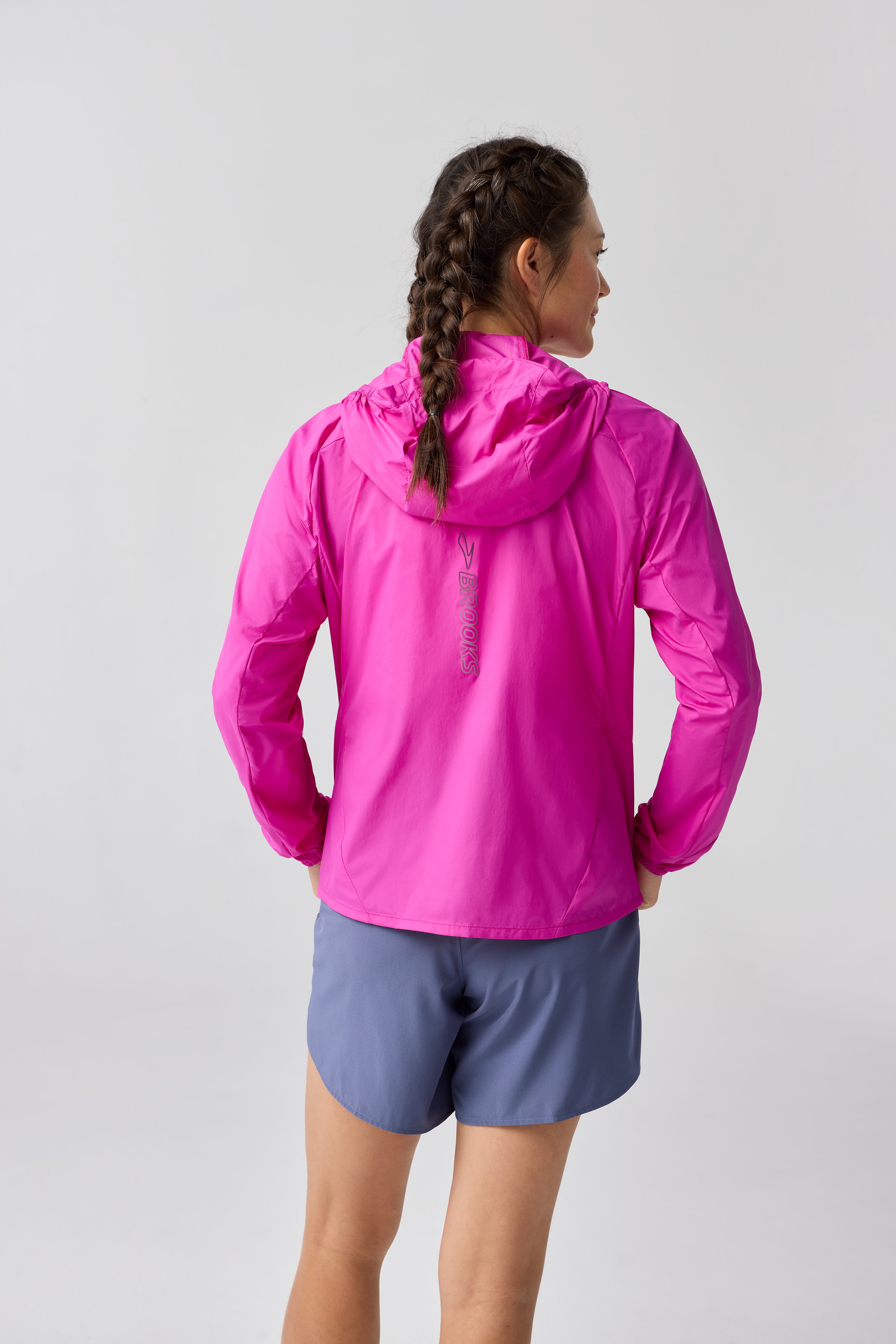 BROOKS WOMEN'S CANOPY PACKABLE JACKET - MAGENTA