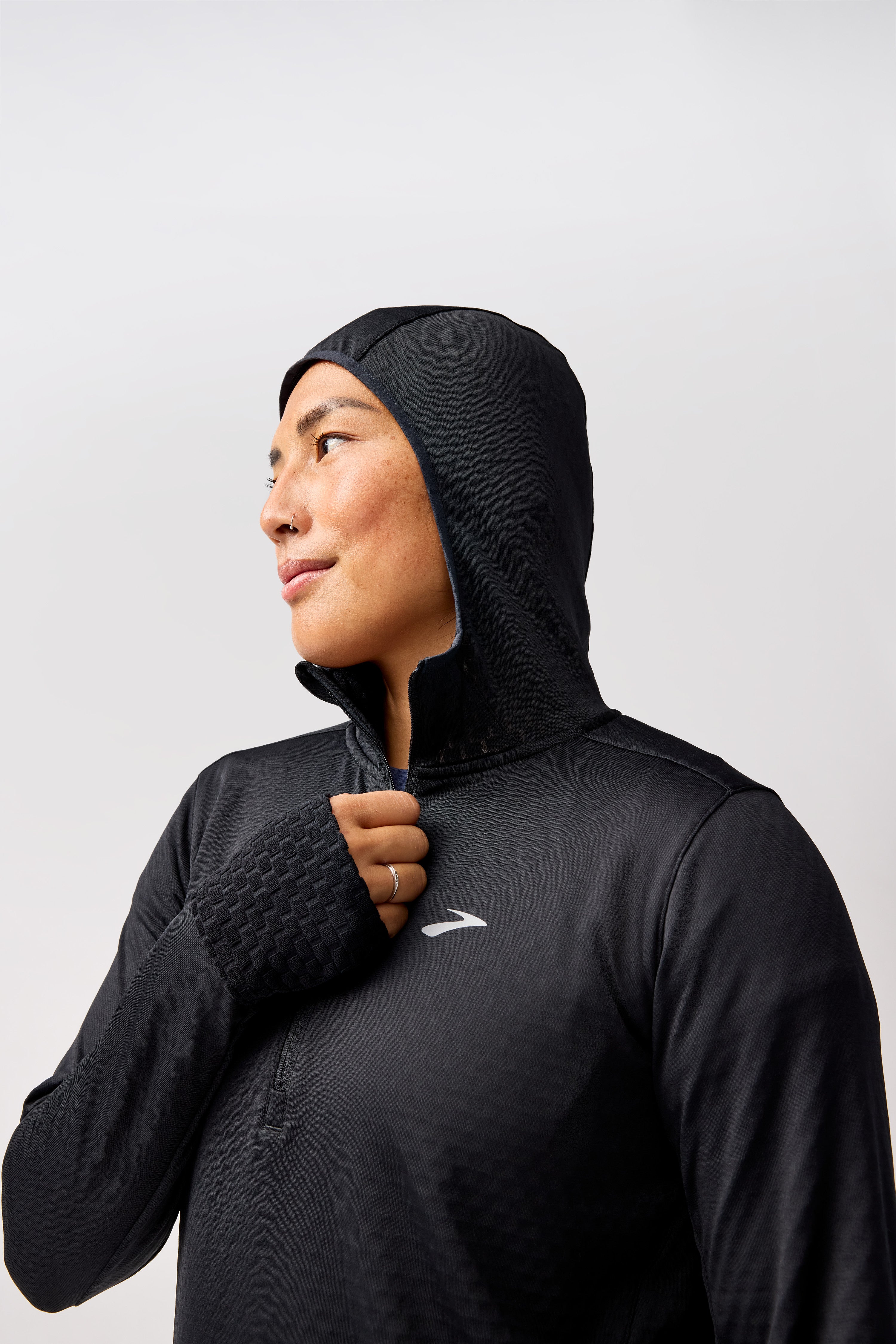 BROOKS WOMEN'S NOTCH THERMAL HOODIE 3.0 - BLACK