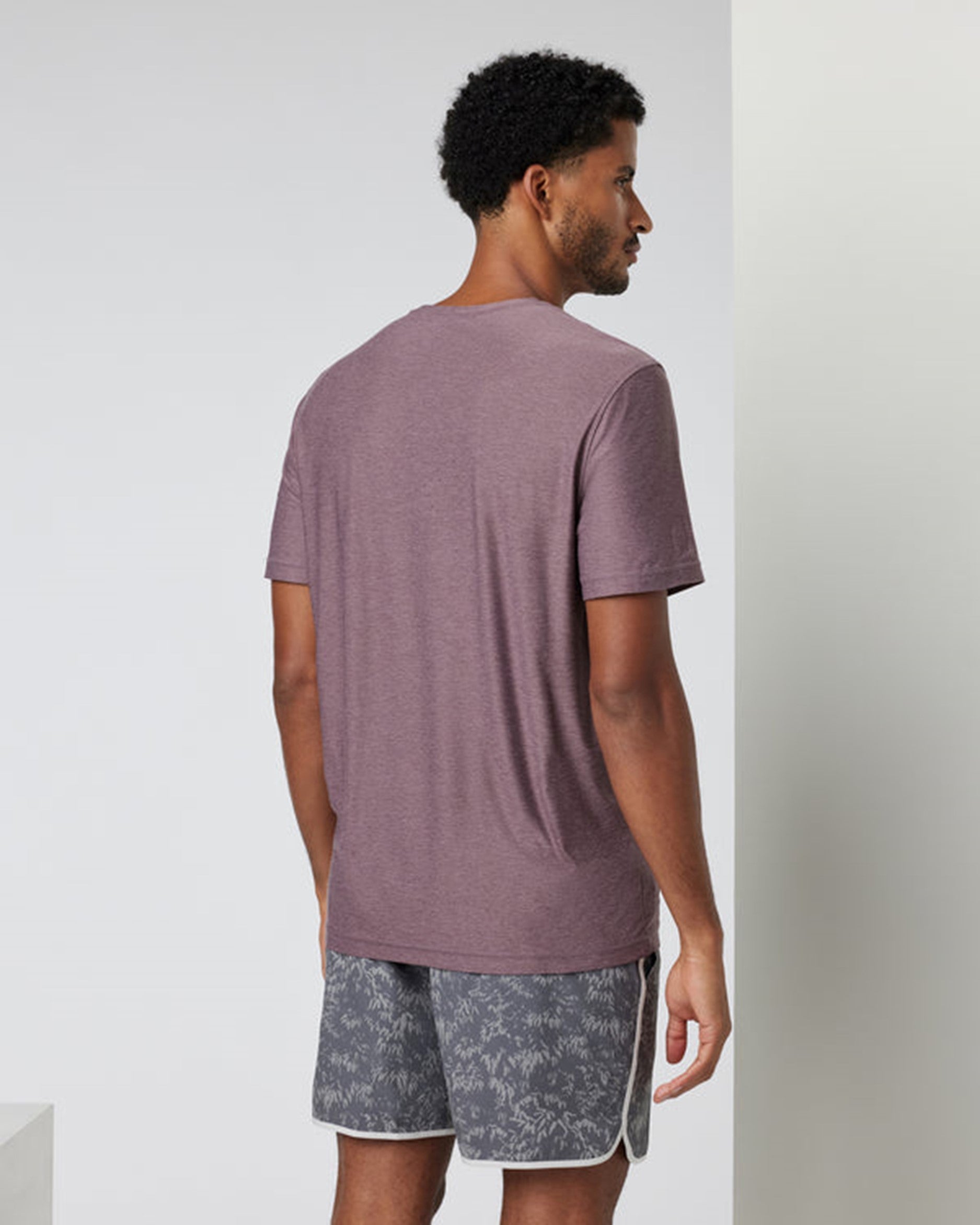 VUORI MEN'S STRATO TECH TEE - HEY ELDERBERY HEATHER 