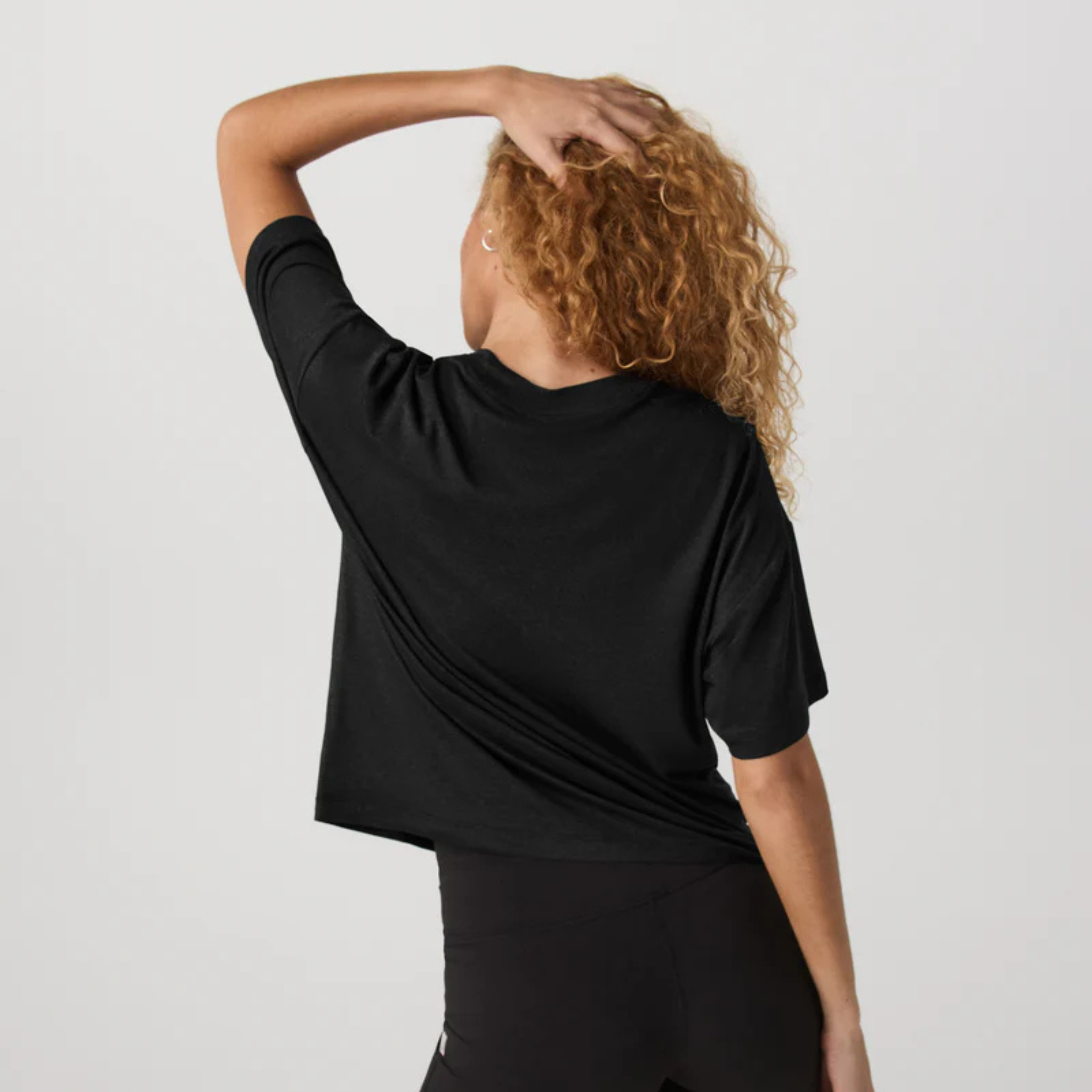 VUORI WOMEN'S ENERGY TEE LONG - BLACK HEATHER