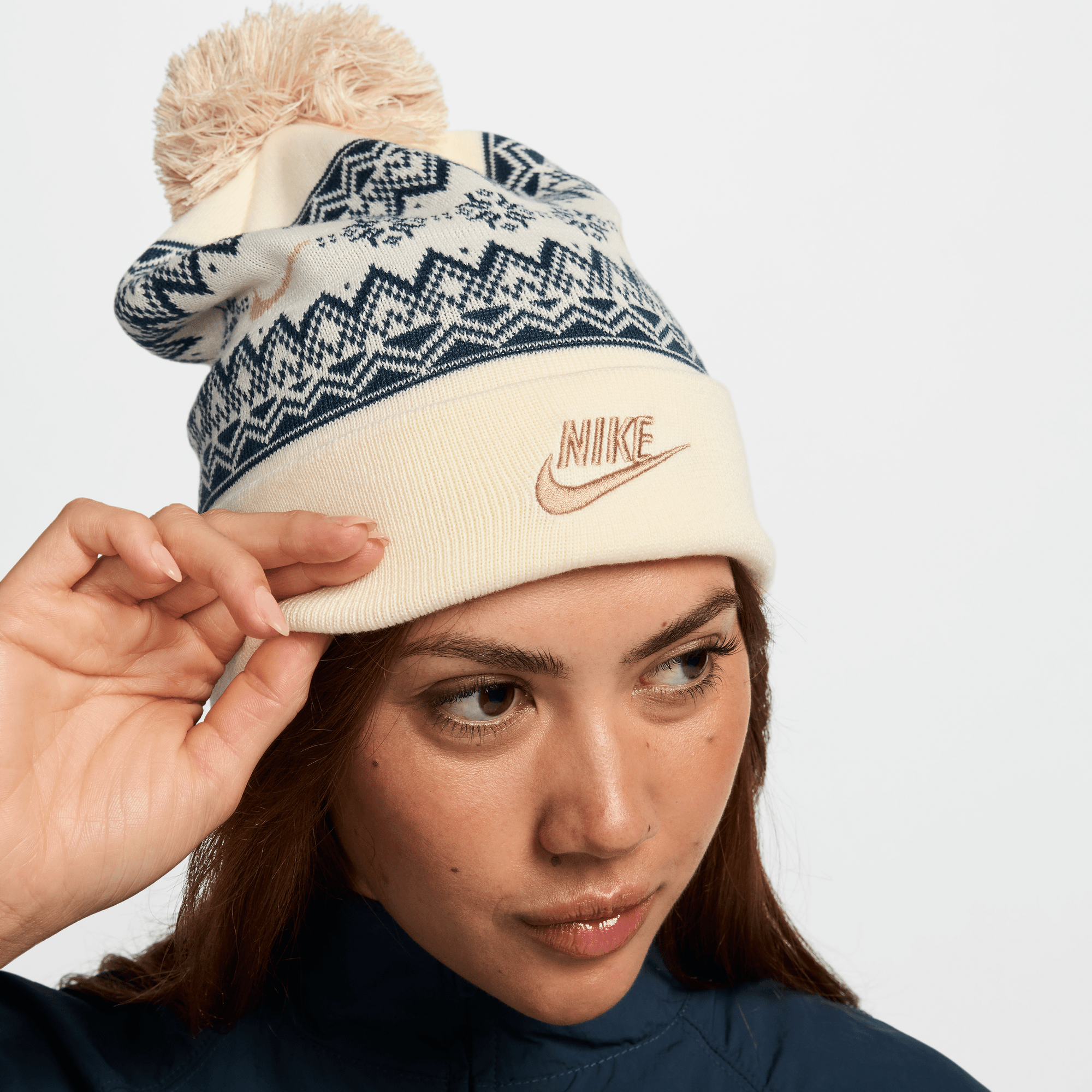 NIKE PEAK POM BEANIE 113 COCONUT MILK/HEMP/ARMORY NAVY