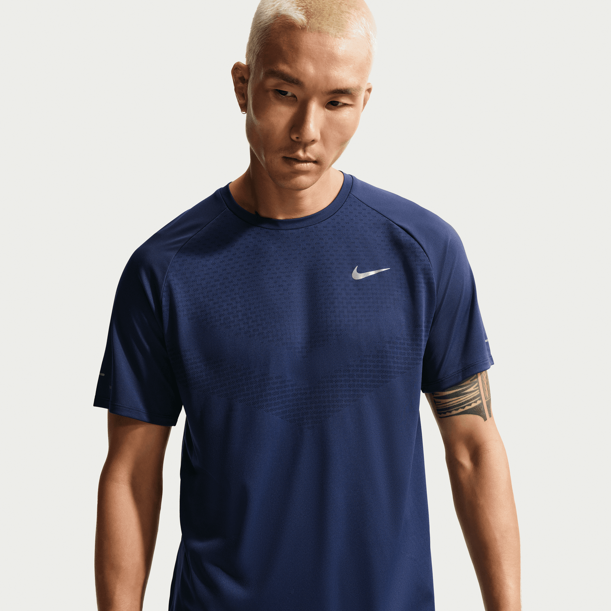 NIKE MEN'S STRIDE SHORT SLEEVE - MIDNIGHT NAVY 410 MIDNIGHT NAVY