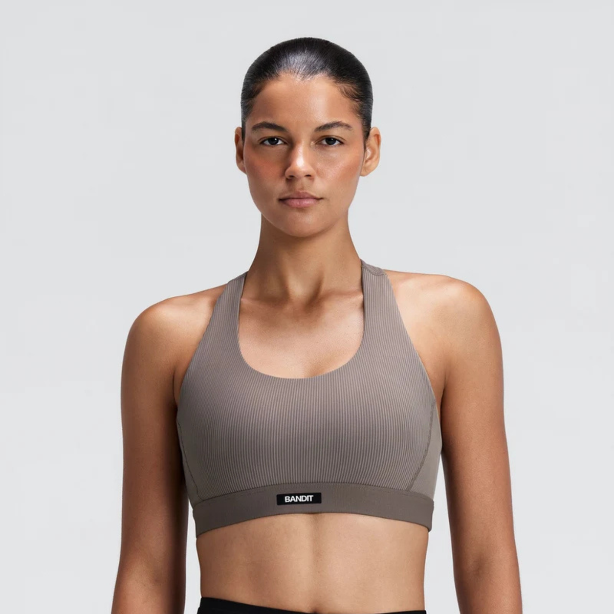 WOMEN'S STRIPED CADENCE SCOOP NECK T-BACK RUN BRA - COCOA/CONCRETE TAUPE