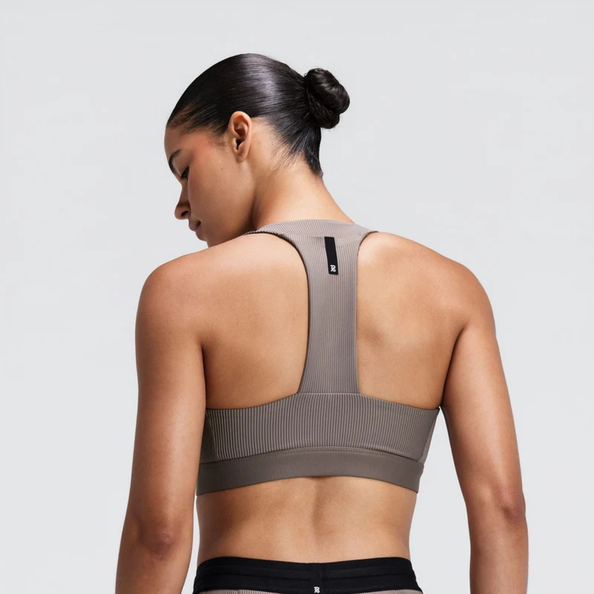 WOMEN'S STRIPED CADENCE SCOOP NECK T-BACK RUN BRA - COCOA/CONCRETE TAUPE