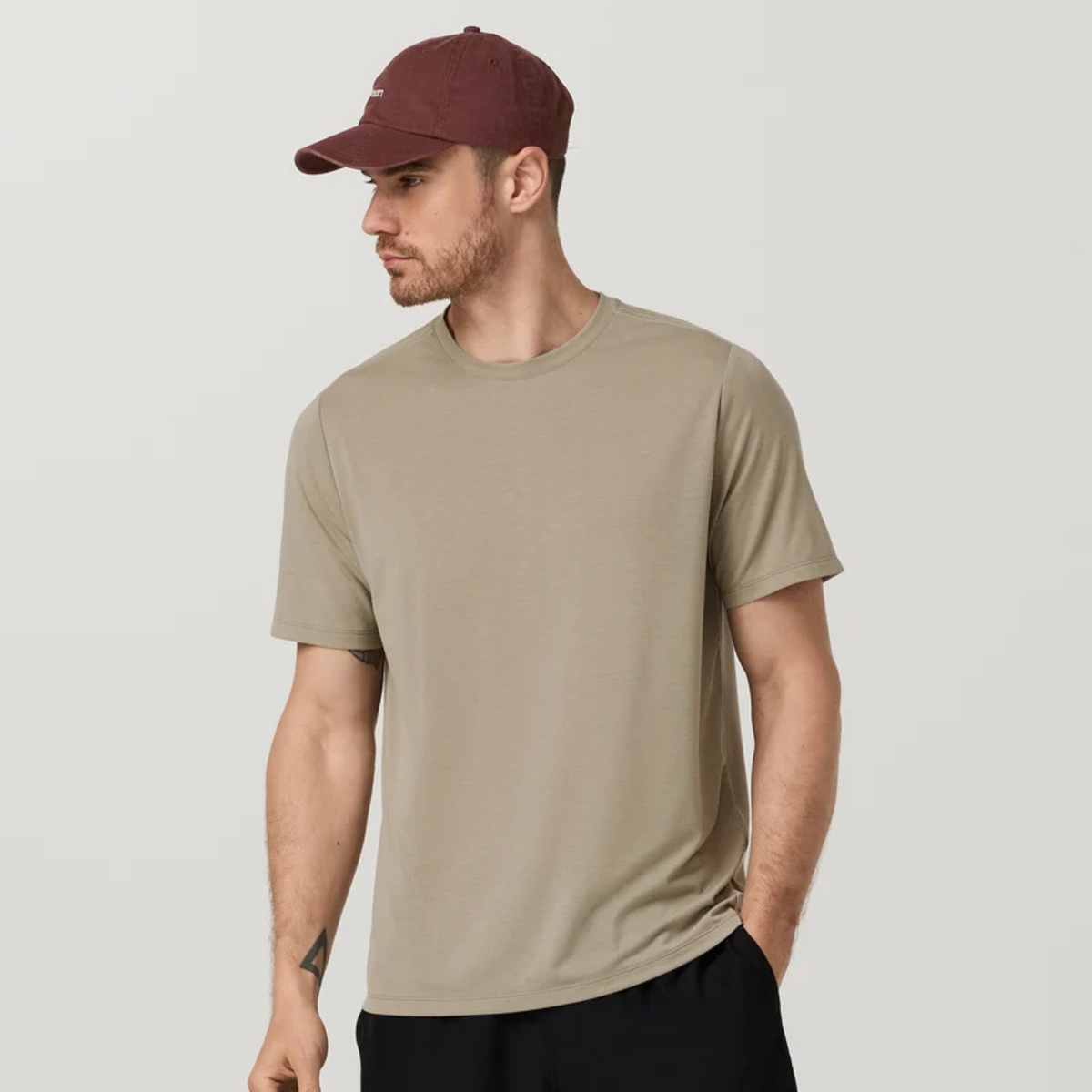 VUORI MEN'S CURRENT TECH TEE - BISCOTTI BISCOTTI