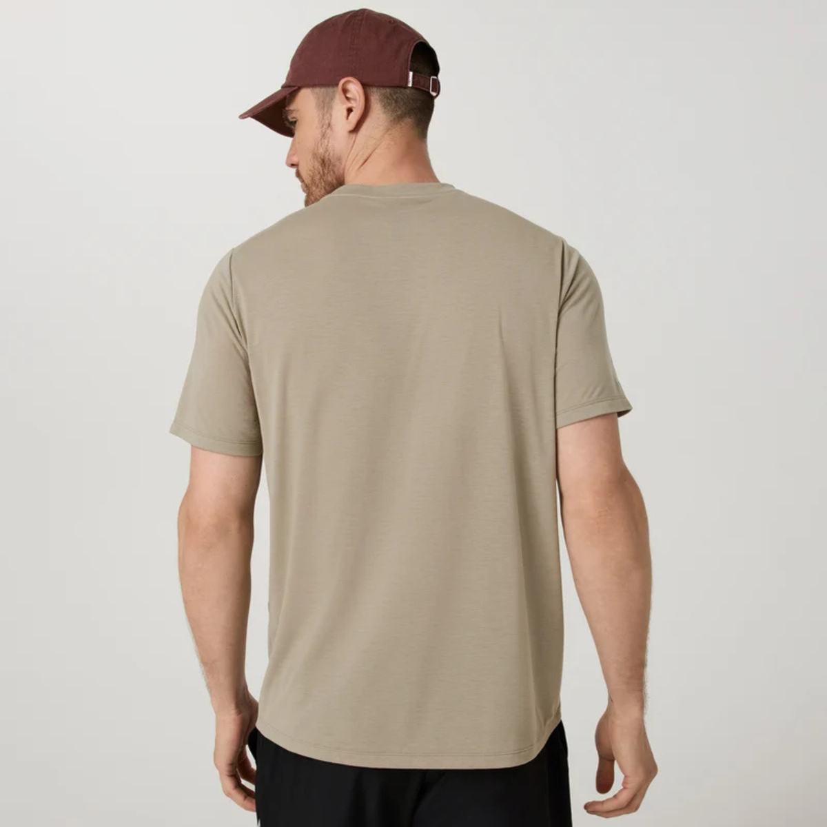 VUORI MEN'S CURRENT TECH TEE - BISCOTTI