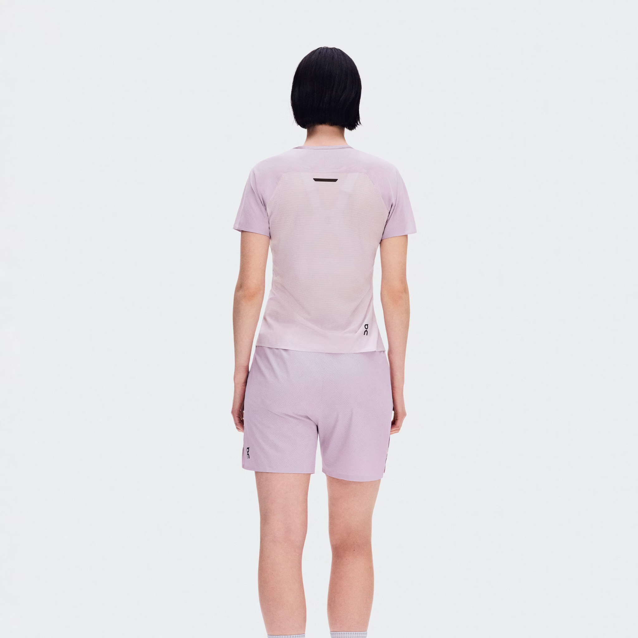 ON RUNNING WOMEN'S PERFORMANCE T - FOXGLOVE