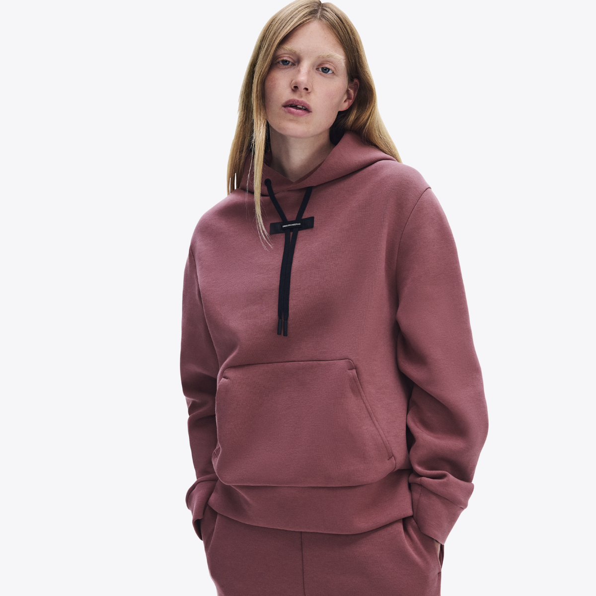 ON RUNNING WOMEN'S FOCUS TECH HOODIE - BARBERRY BARBERRY