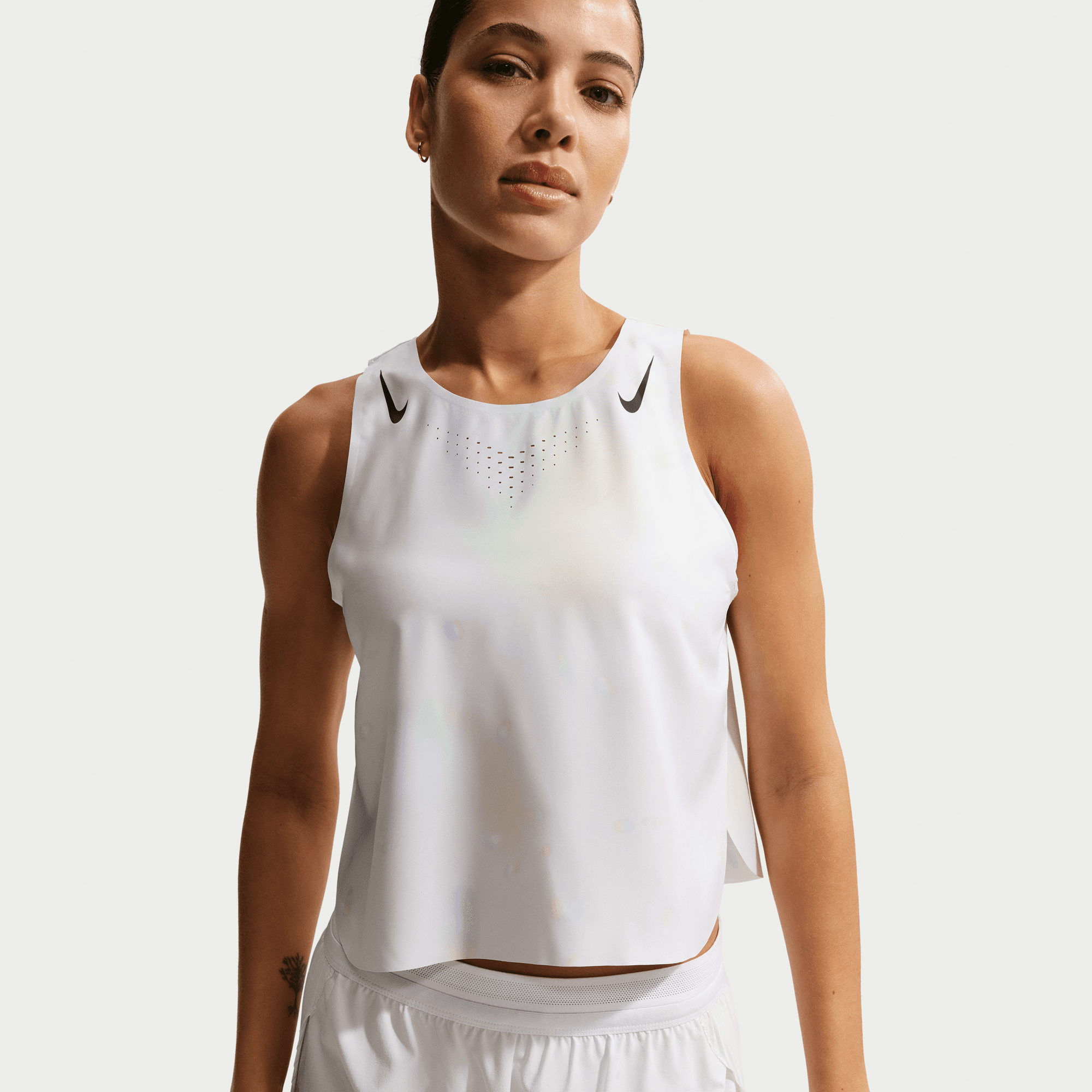 NIKE WOMEN'S AEROSWIFT DRI-FIT CROP TANK - OFF WHITE/BLACK XS