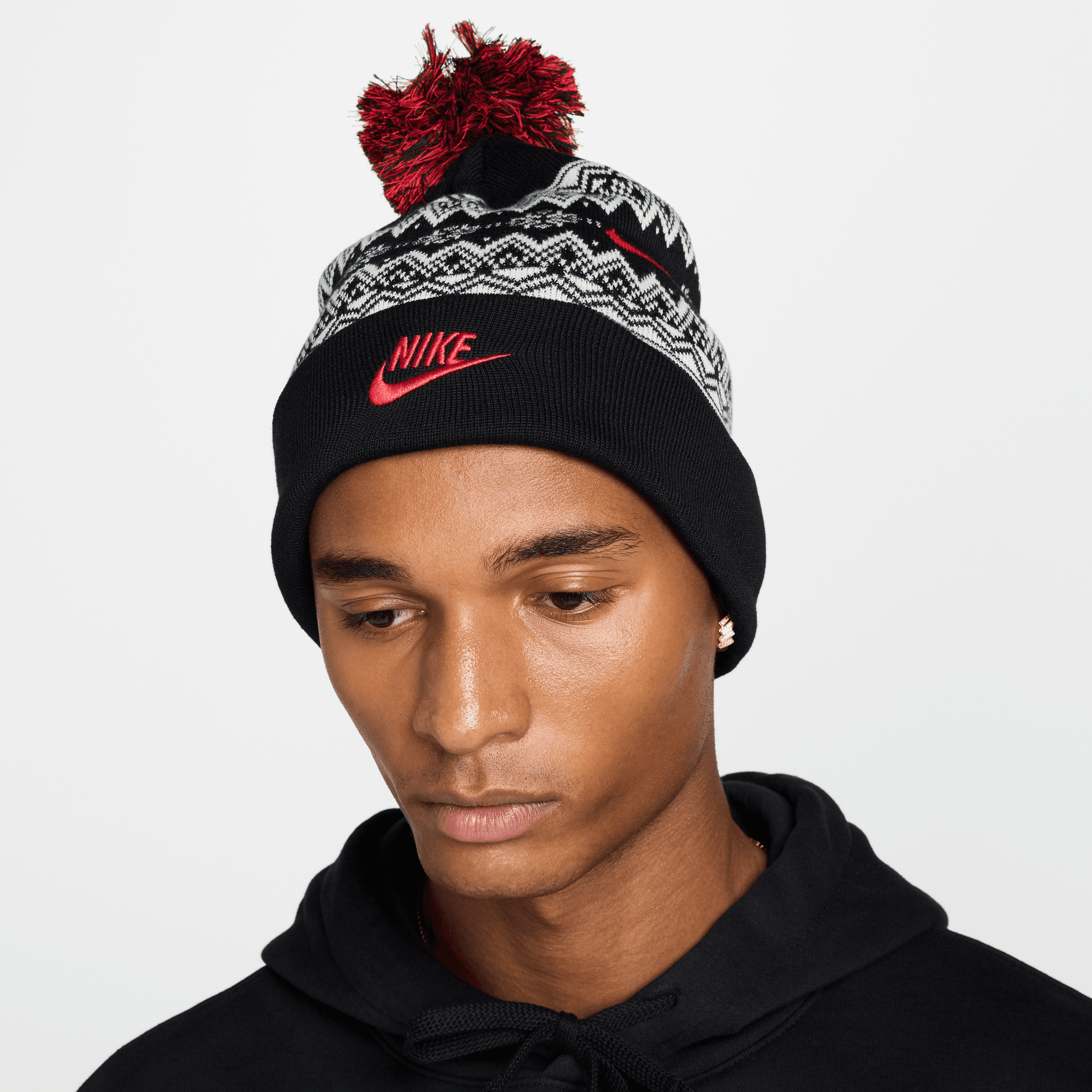 NIKE PEAK POM BEANIE 010 BLACK/UNIVERSITY RED