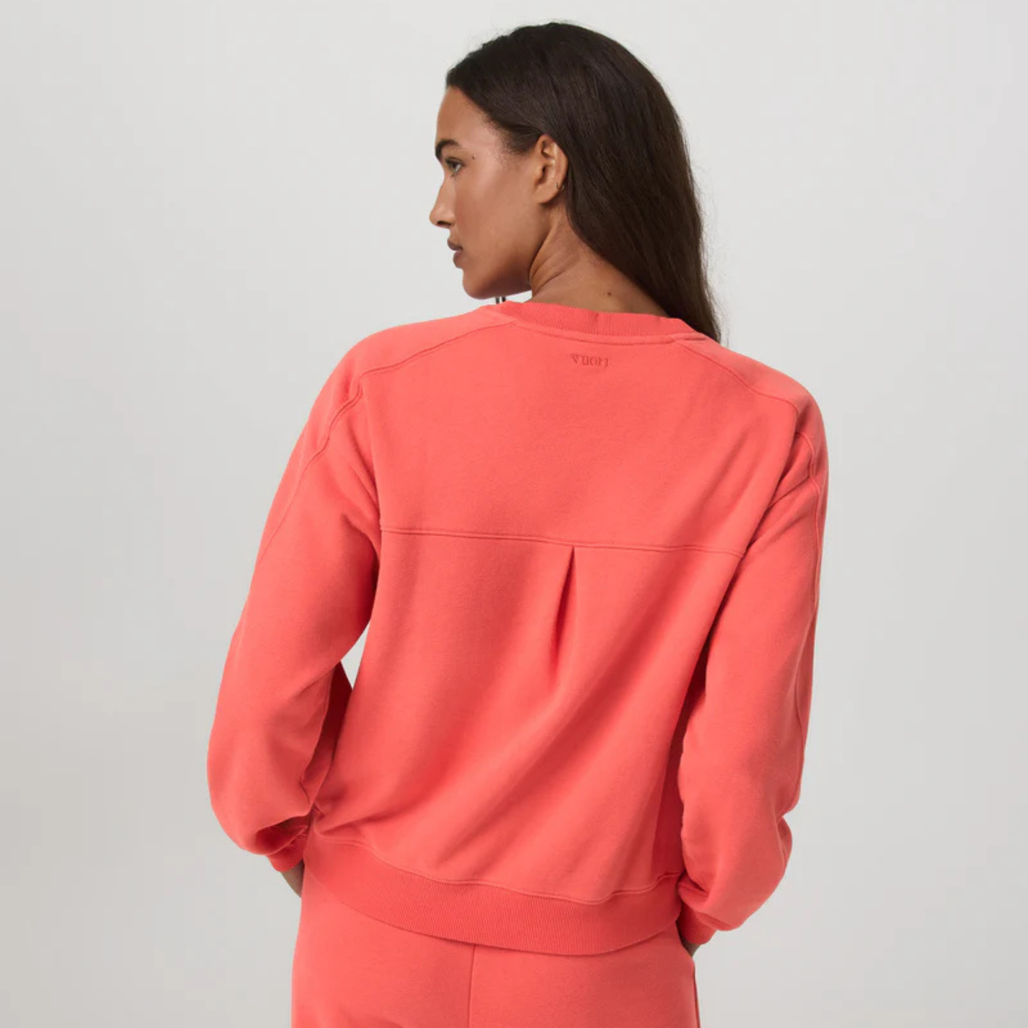 VUORI WOMEN'S SEDONA SEAMS CREW - BRIGHT CORAL