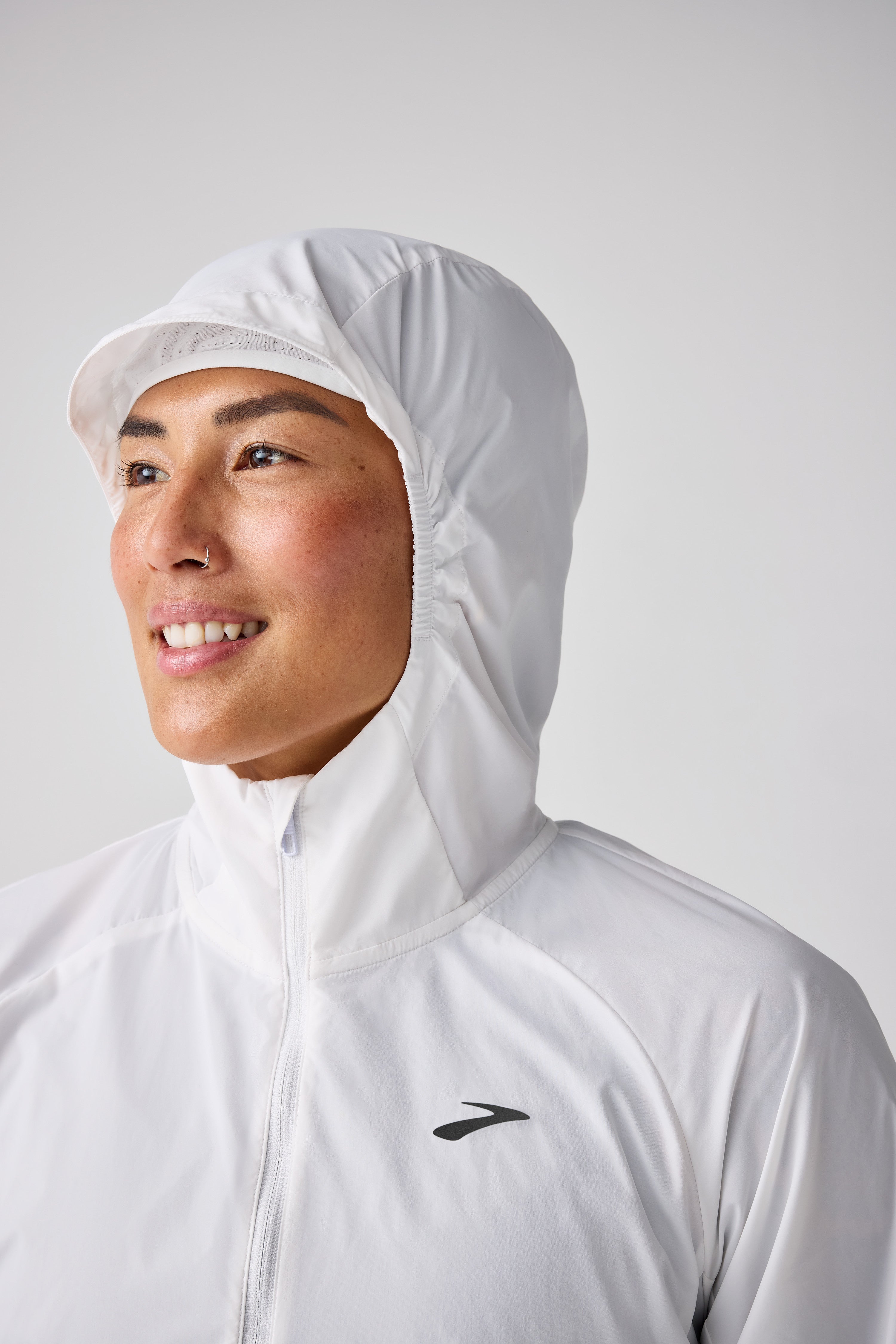 BROOKS WOMEN'S CANOPY PACKABLE JACKET - WHITE