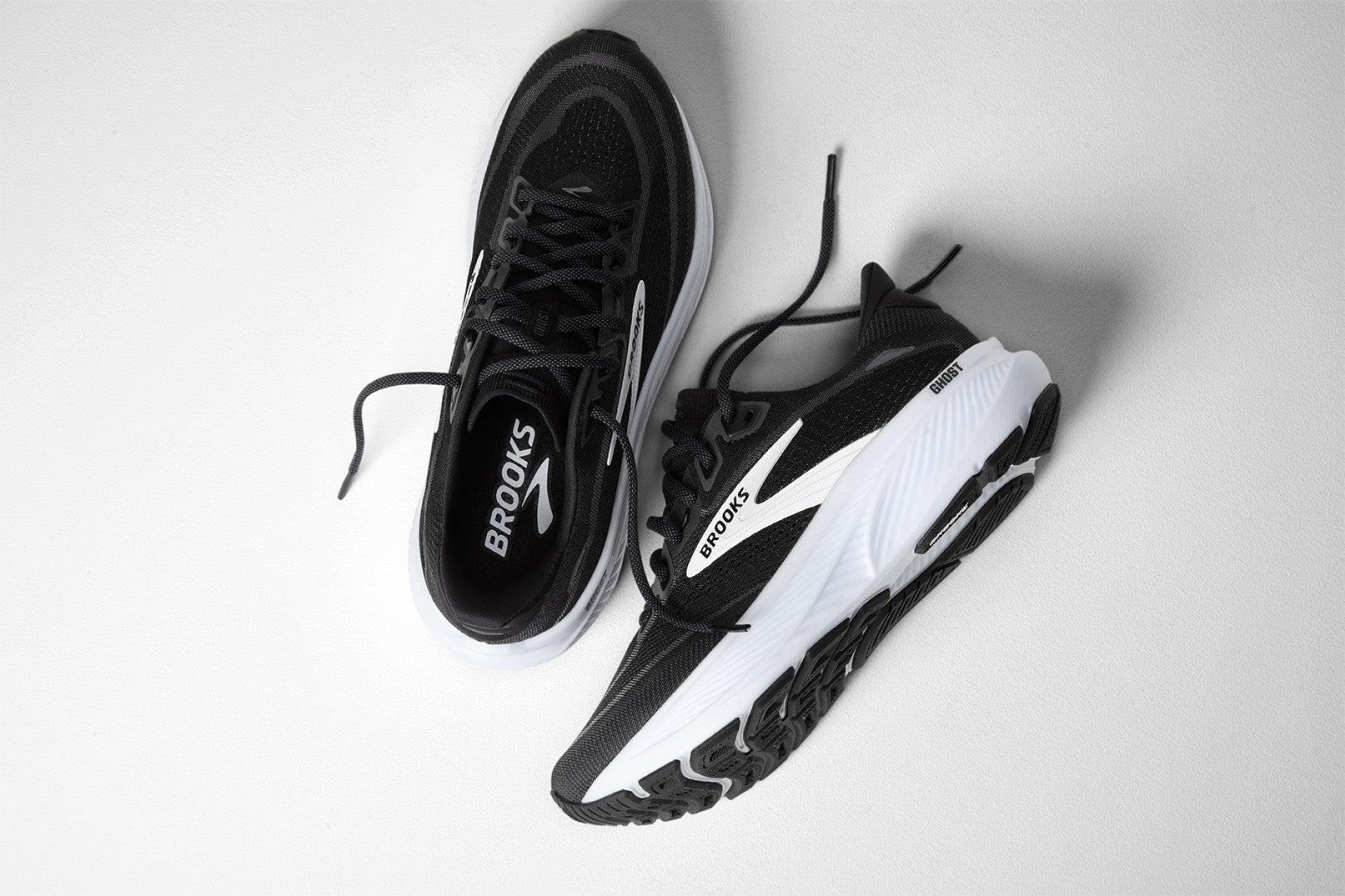 BROOKS WOMEN'S GHOST 18 - WIDE D - BLACK/WHITE
