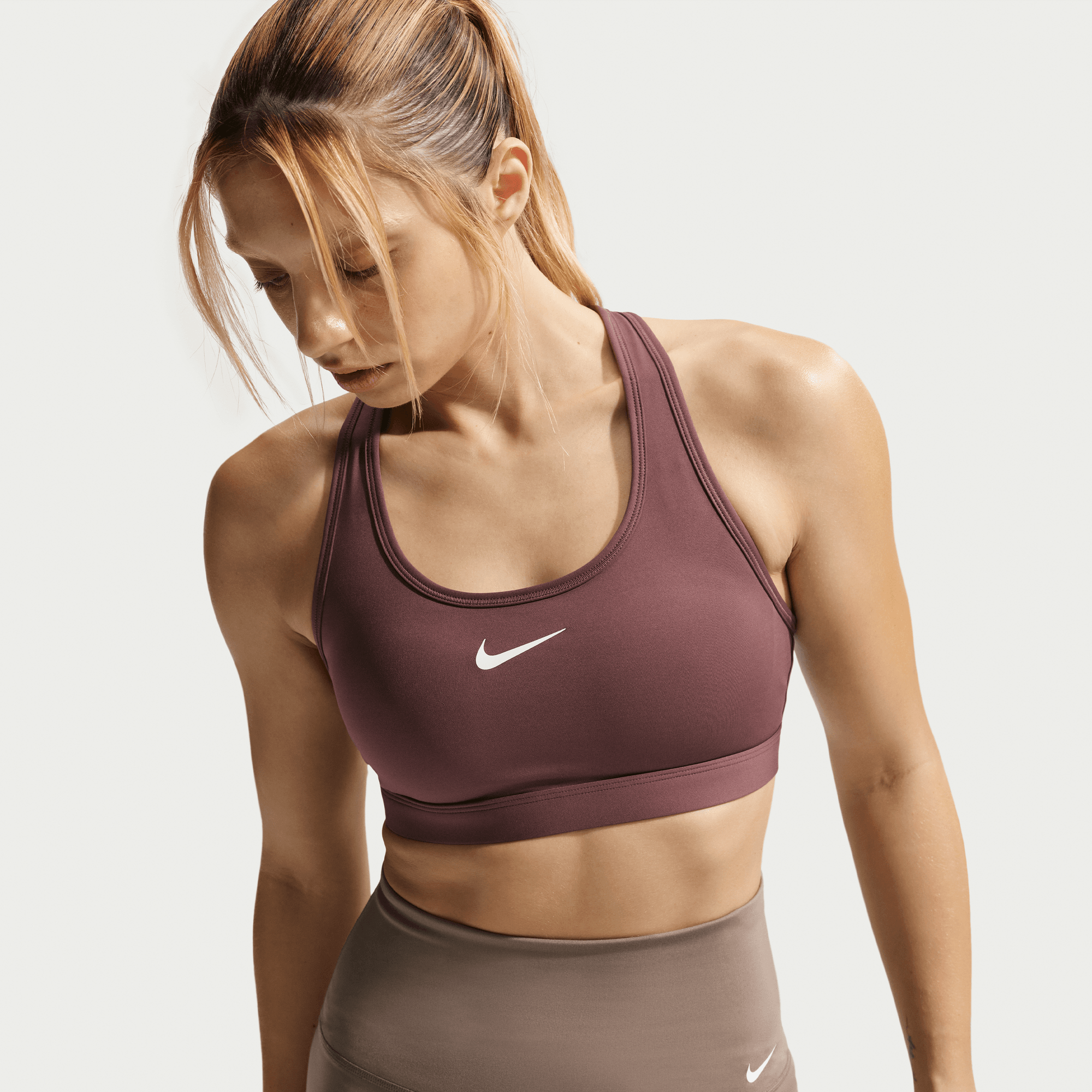 NIKE SWOOSH MEDIUM SUPPORT BRA - TATTOO/WHITE XS