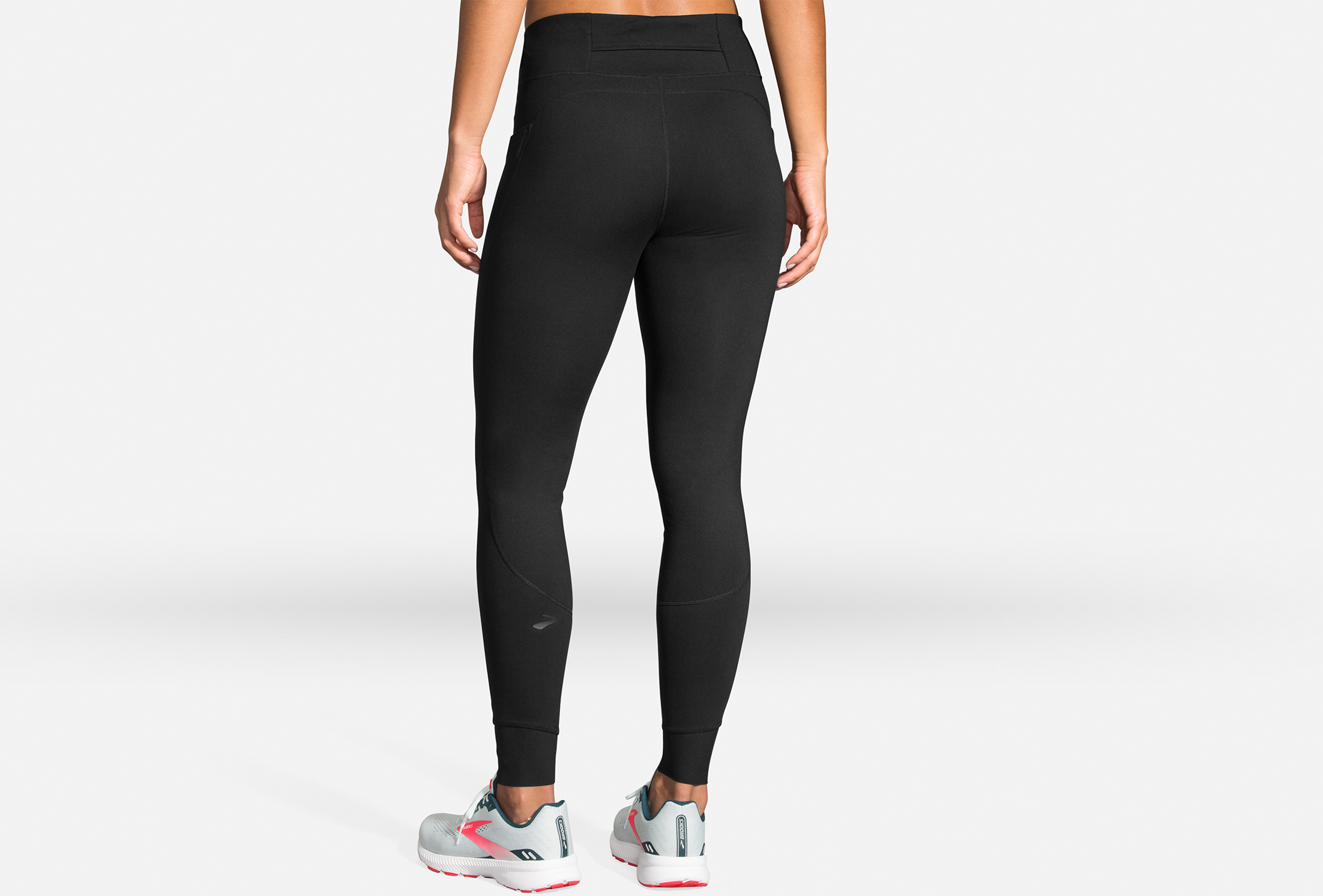 https://performancerunning.com/cdn/shop/products/5e2a1c41221501_001_MB_Momentum_Thermal_Tight.png?v=1661882578&width=2204